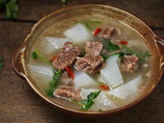 13、清炖牛肉萝卜汤,一道营养又美味的清炖牛肉萝卜汤就完成了,这个季节和天气来一碗忒舒坦了!