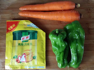 1、青椒丝炒胡萝卜,备好食材
