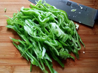 3、青椒丝炒胡萝卜,青椒洗净后切细丝