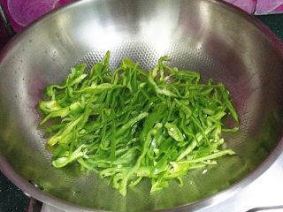 4、青椒丝炒胡萝卜,倒入青椒丝