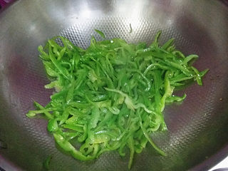 5、青椒丝炒胡萝卜,大火炒至变色