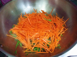 6、青椒丝炒胡萝卜,放入胡萝卜丝