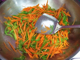 7、青椒丝炒胡萝卜,大火翻炒均匀后加些食盐调味