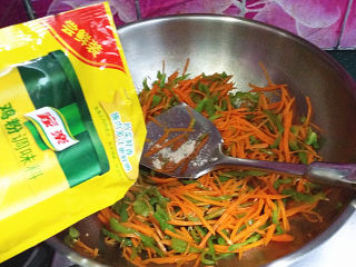 8、青椒丝炒胡萝卜,最后撒些鸡粉提鲜