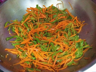 9、青椒丝炒胡萝卜,翻炒均匀、关火出锅