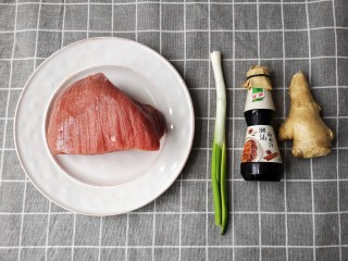 1、牛肉干,准备食材。如果怕麻烦的友友们可以选择方便的卤水汁，就不用再加其他调料了。