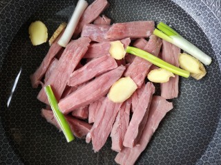 4、牛肉干,锅中适量的凉水（一定凉水下锅），以能没过牛肉为宜。