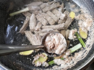 6、牛肉干,大火煮开，焯一下牛肉，将血末撇出。