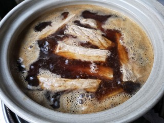 9、牛肉干,大火煮开成卤水底，然后将焯好的牛肉下锅。