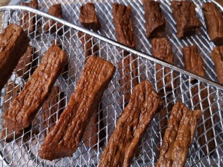 12、牛肉干,将焖煮好浸泡入味的牛肉沥干卤汁摆放在干果机的网架上。