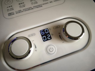 13、牛肉干,将干果机设置60℃，烘干2小时。（具体时间可根据个人需要的口感自行调节）