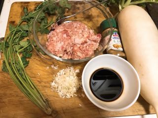 1、冬日暖胃菜之萝卜丸子汤,将原料准备好，葱白切碎，菜洗净，肉馅剁细