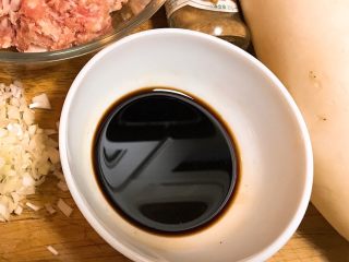 2、冬日暖胃菜之萝卜丸子汤,将料酒、生抽、盐调好碗汁