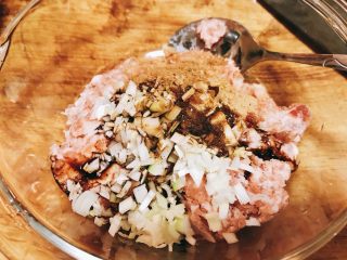 3、冬日暖胃菜之萝卜丸子汤,肉馅中放入料酒、五香粉、盐、姜粉、生抽、葱碎、白开水两勺拌匀腌制。调馅时放入水可以使丸子口感更细腻多汁。