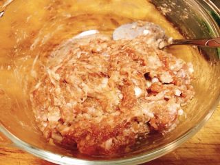 4、冬日暖胃菜之萝卜丸子汤,肉馅调好后放置5分钟