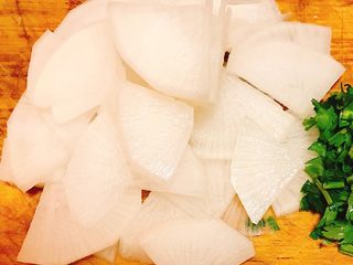 5、冬日暖胃菜之萝卜丸子汤,萝卜切片