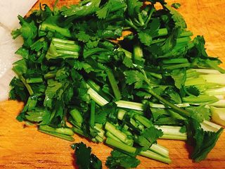 6、冬日暖胃菜之萝卜丸子汤,香菜切碎