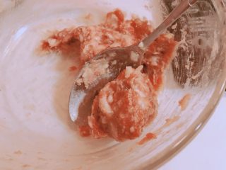 8、冬日暖胃菜之萝卜丸子汤,待萝卜煮软烂后转小火，用勺子将肉馅下入锅中