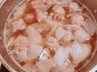 9、冬日暖胃菜之萝卜丸子汤,待全部丸子入锅后，加入少量盐调味，继续小火煮3分钟至丸子飘起后即可。