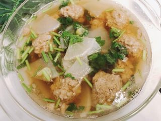 10、冬日暖胃菜之萝卜丸子汤,在碗中加入两滴香油、少量生抽，将丸子汤倒入碗中，撒上香菜即可