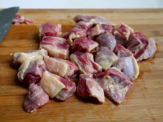 2、土豆烧牛肉,3.将牛肉切成大块。