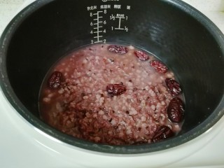 6、红枣黑米粥,打开电饭锅，香喷喷的红枣黑米粥已经好了。