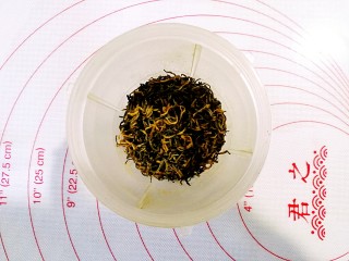 1、红茶花朵面包,取金骏眉红茶放入料理机磨成粉