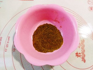 2、红茶花朵面包,将面粉、红糖、鸡蛋、盐放入料理盆，倒入红茶粉磨好红茶粉