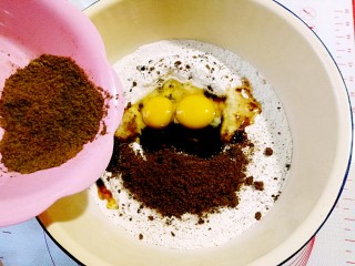 3、红茶花朵面包,将面粉、鸡蛋、红茶粉、红糖、盐放入料理盆