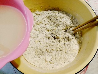 4、红茶花朵面包,牛奶温热30度左右，化开酵母粉，倒入料理盆，搅拌成絮状，和成团