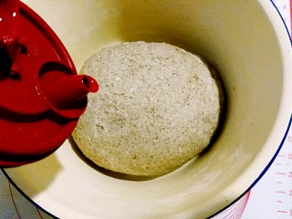 5、红茶花朵面包,倒入玉米油，慢慢揉合均匀