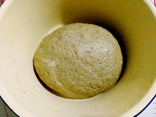 6、红茶花朵面包,揉成光滑面团，盖上保鲜膜温暖处发酵