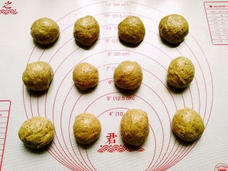 8、红茶花朵面包,取出排气，分成30克左右的小剂子