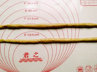 9、红茶花朵面包,取两个小剂子搓成均匀长条