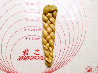 11、红茶花朵面包,编成辫子