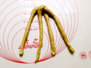 10、红茶花朵面包,将两个长条交叉后，更一端绕过来，如图
