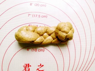 12、红茶花朵面包,从一端卷起来