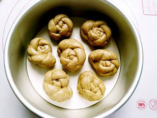 14、红茶花朵面包,做好所有花朵，放在抹了层油的模具中