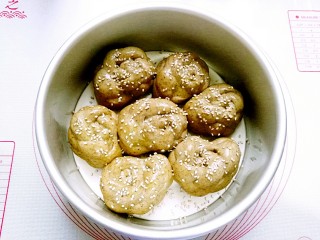 15、红茶花朵面包,二次发酵至八分满，刷上蛋液，撒上白芝麻