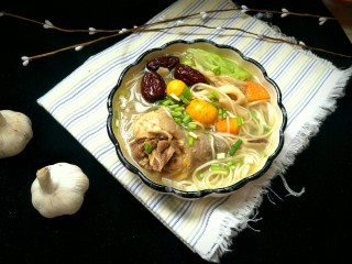 1、＃秋季温补祛风，防感冒＃老母鸡汤面条篇,香气扑鼻，秋季养生再好不过了