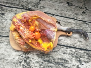 3、＃秋季温补祛风，防感冒＃老母鸡汤面条篇,准备带蛋花的老母鸡半只。