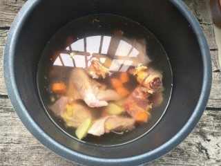 7、＃秋季温补祛风，防感冒＃老母鸡汤面条篇,添加适量的清水