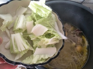 13、＃秋季温补祛风，防感冒＃老母鸡汤面条篇,加入大白菜