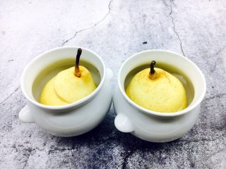 3、小寒节气 润肺止咳来只烤梨,把梨盏的盖儿盖上。图中的梨把我没有剪掉，我当时想留着梨把是为了美观漂亮的，实际上是必须剪下去的，不然烤的时候梨把先糊了。