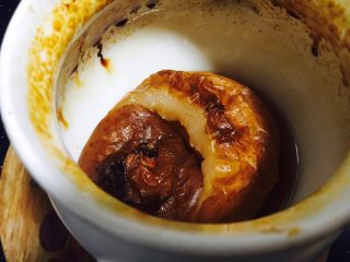 5、小寒节气 润肺止咳来只烤梨,这是烤了1个小时20分钟的状态，梨肉绵软，梨汁溢出，但是由于火大了，梨汁被烤糊了一部分。所以建议大家文火160度慢烤。