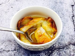 7、小寒节气 润肺止咳来只烤梨,用小勺轻轻一舀，梨肉棉软，入口即化，梨味香气四溢，吃后感觉清清爽爽。