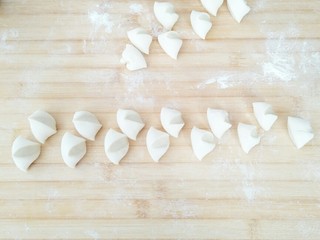 5、早餐锅贴,搓成条设成等量的剂子。