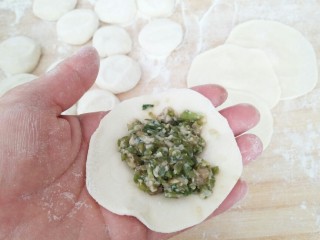 7、早餐锅贴,取一个饺子皮中间放馅。