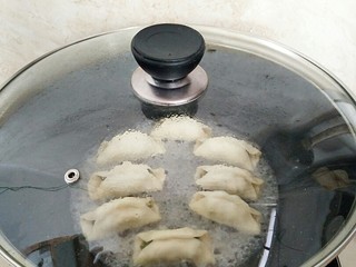 12、早餐锅贴,盖上锅盖闷煎。