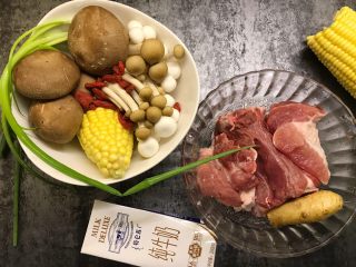 1、筒骨菌菇汤,准备好所有食材